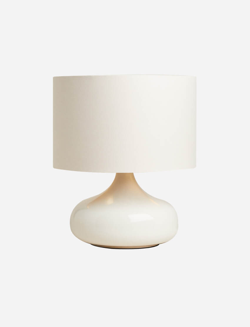 مصباح مع غطاء مصباح مزخرف | Lamp with Scalloped Lampshade