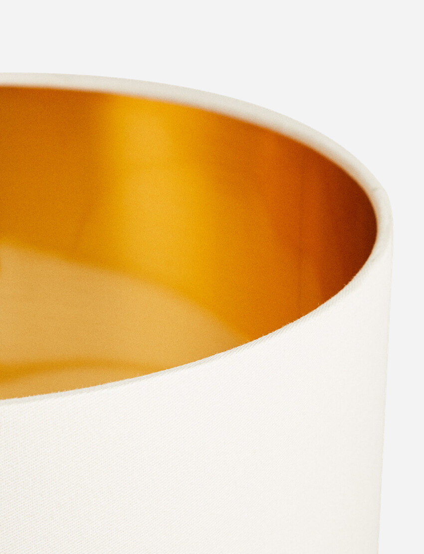 مصباح مع غطاء مصباح مزخرف | Lamp with Scalloped Lampshade