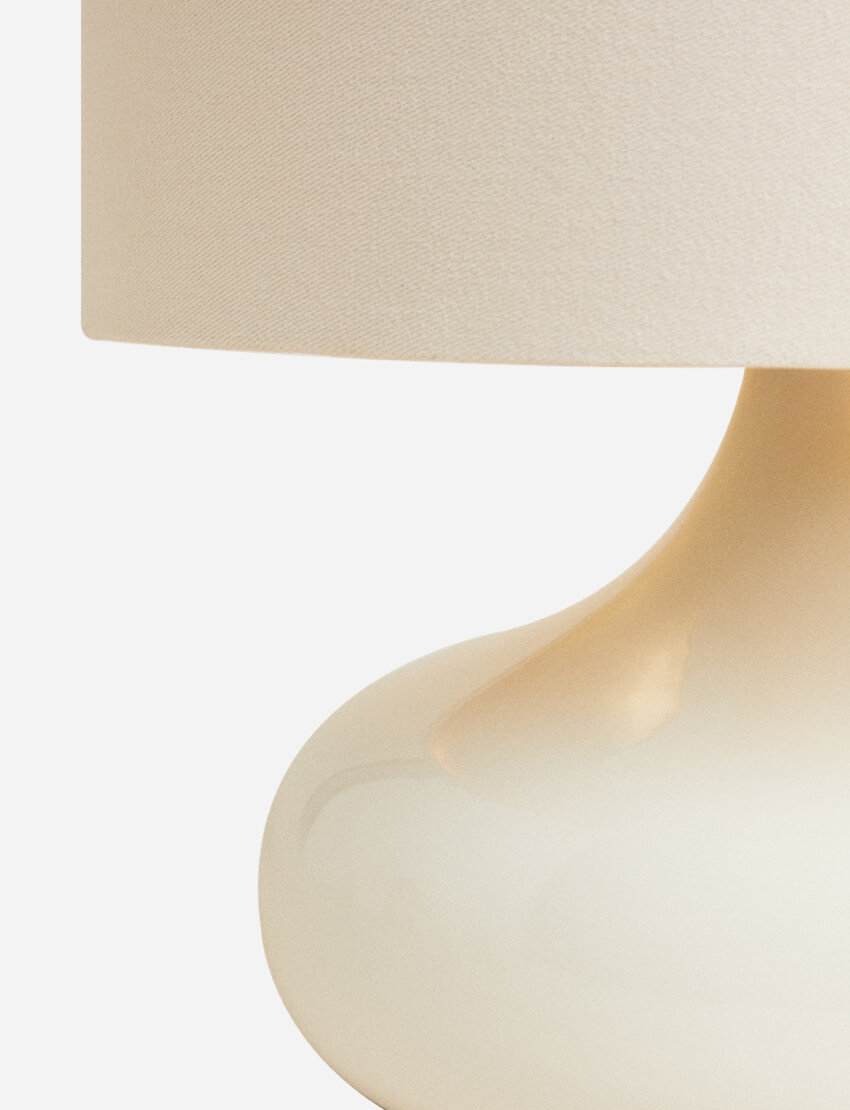 مصباح مع غطاء مصباح مزخرف | Lamp with Scalloped Lampshade