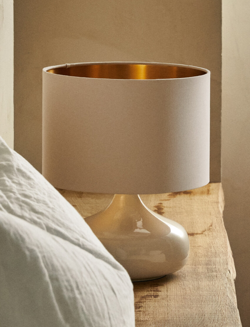 مصباح مع غطاء مصباح مزخرف | Lamp with Scalloped Lampshade